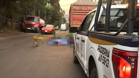 Joven mototciclista fallece al impactarse contra tráiler estacionado en Tlalpan