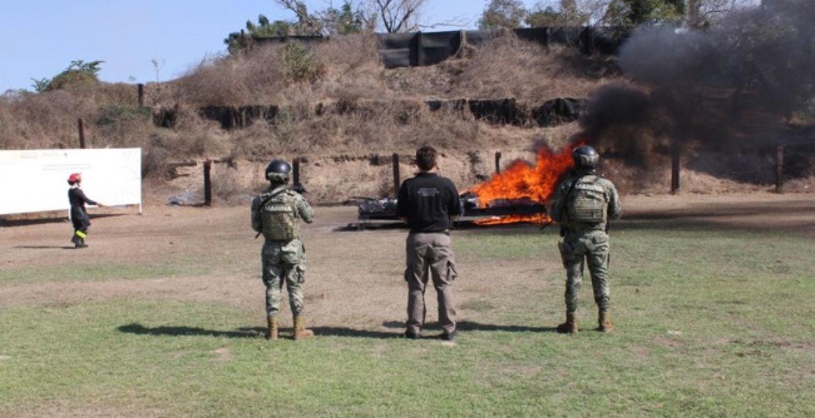 Incineran más de un tonelada de cocaína en Michoacán 