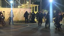 El uniformado inició una persecución y durante el intercambio de disparos, tanto él como uno de los implicados cayeron al suelo, mientras que un segundo sospechoso logró darse a la fuga.