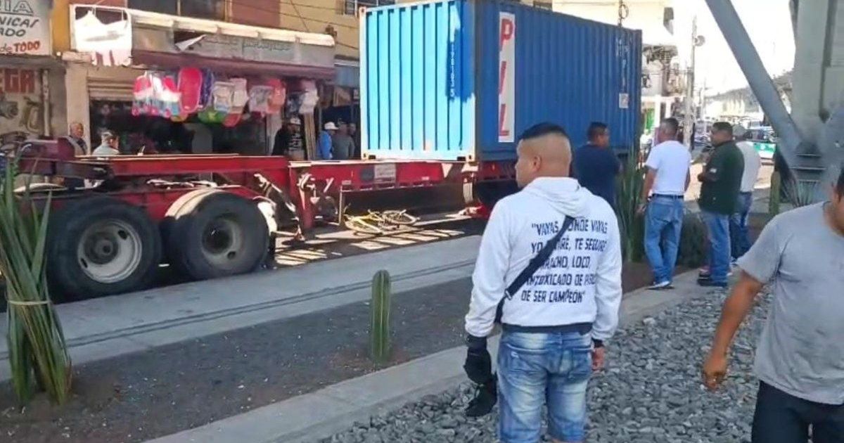 Tráiler atropella y mata a ciclista en San Lorenzo Tezonco, Iztapalapa