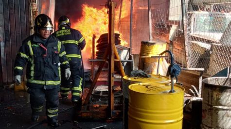 Incendio consume vehículos en bodega de Azcapotzalco