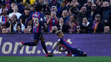 Barcelona vence al Valencia con un hombre menos en el campo