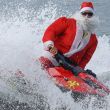 Papá Noel en moto acuática