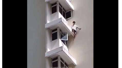 (video) Niño cae desde lo alto de un edificio, pero está vivo