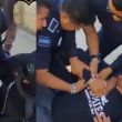 Policías usan fuerza excesiva contra hombre que les pidió trabajar en Puebla