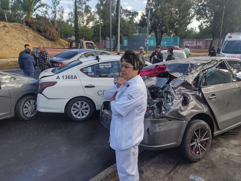 Pipa de agua embiste a seis autos en Periférico Oriente en CDMX