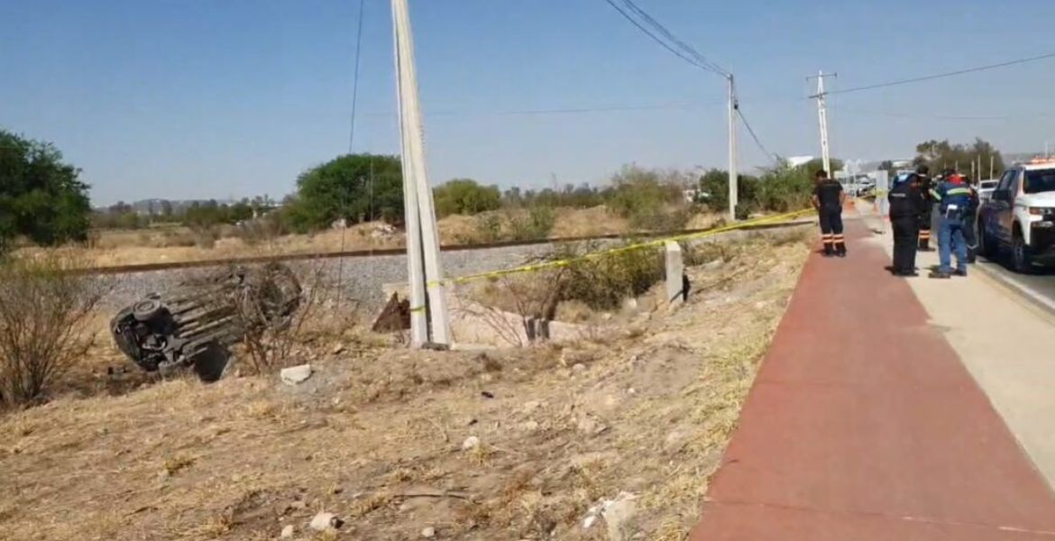 Conductor muere al intentar ganarle el paso al tren en Querétaro