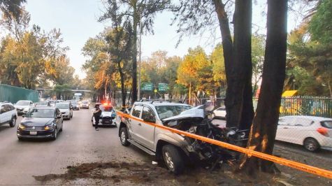 Camioneta choca contra árbol en Iztapalapa y deja un muerto