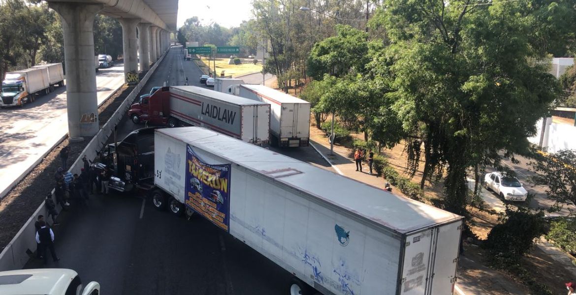 Transportistas bloquean salidas de la CDMX