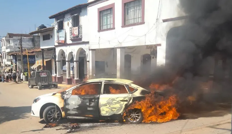 Violencia y caos en Coatepec Harinas: grupo armado quema vehículos