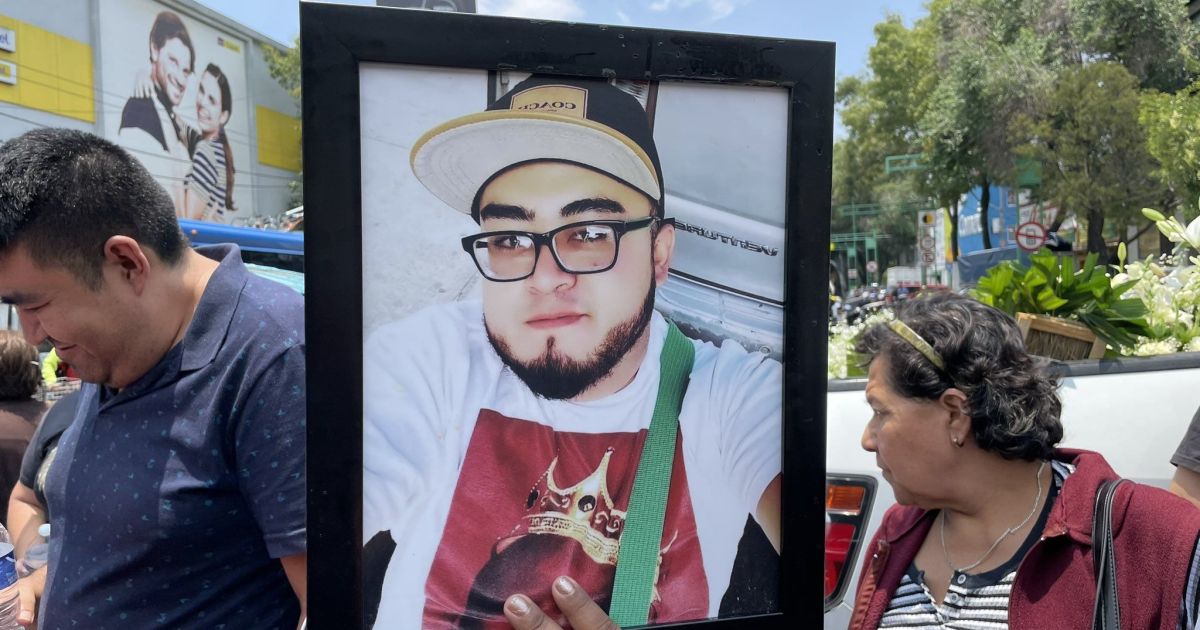 Protesta en Eje Central por la muerte de un joven y llevan su ataúd