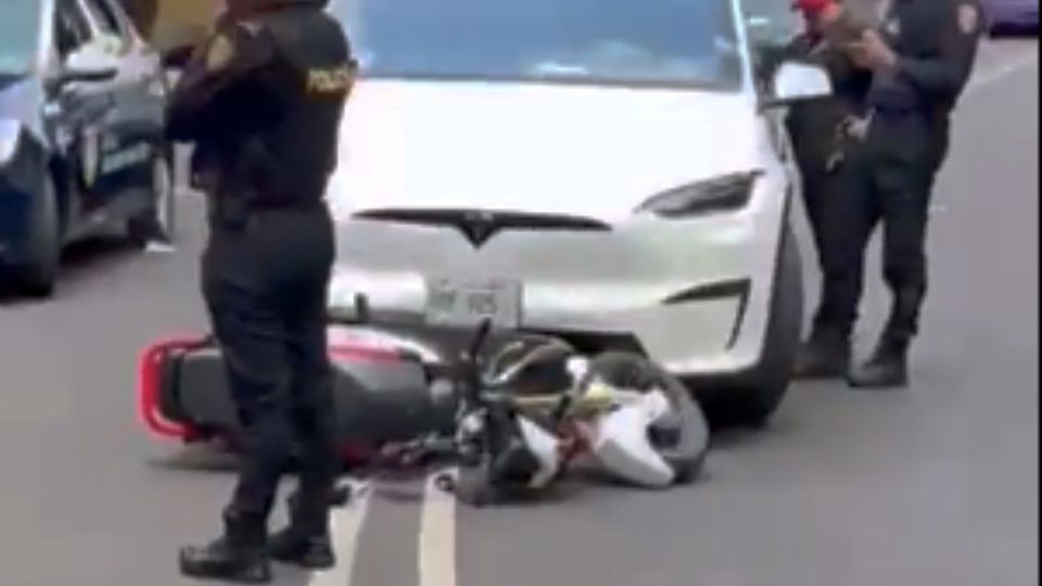 Atropella a un motociclista y lo acusan de feminicida y ladrón