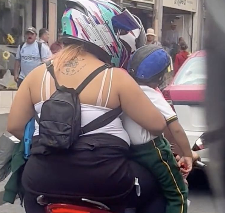 ¡Indignante irresponsabilidad! Madre lleva a su hijo en moto con un ...
