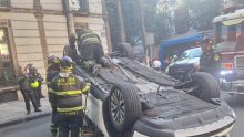 De acuerdo con reportes oficiales, el incidente ocurrió alrededor de las 08:00 horas, cuando el vehículo quedó volcado sobre su toldo en plena vía pública.