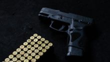 Durante el operativo, varias personas en el lugar intentaron impedir la detención, lo que generó jaloneos entre civiles y policías