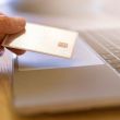 Persona aprovechando beneficios y recompensas al pagar con una tarjeta de crédito, reflejando las ventajas de solicitarla y gestionarla en línea.
