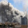 humo se eleva en el centro de Teherán tras un ataque israelí en Irán
