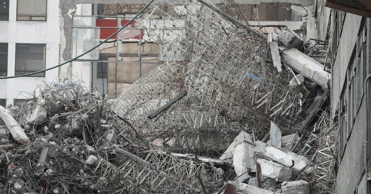 VIDEOS | Confirman un muerto tras colapsar edificio en San Antonio Abad