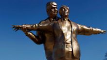 Estatua Trump y Epstein