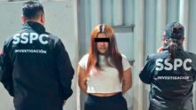 De acuerdo con autoridades, la mujer es señalada por su probable participación en delitos de trata de personas agravada y delincuencia organizada, además de estar vinculada con cobro de piso, extorsión, distribución de drogas y captación de víctimas para explotación sexual.