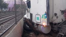 choca trailer Tren Ligero suspenden servicio.jpg
