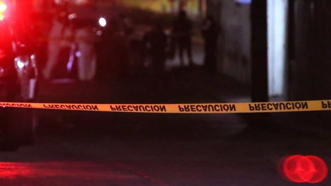 De acuerdo con los primeros reportes, la pareja que viajaba en la motocicleta fue embestida por un automóvil cuando tomaban la salida de carriles centrales hacia laterales.