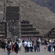 Aunque muchos asistentes consideran que se trata de una tradición ancestral, el ritual de “recibir energía” en los equinoccios tiene origen en prácticas New Age