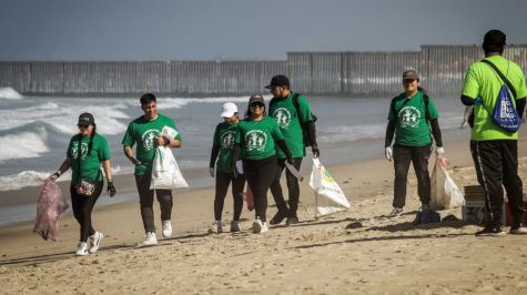 Activistas mexicanos, en playa de Tijuana 