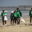 Activistas mexicanos, en playa de Tijuana Activistas mexicanos, en playa de Tijuana