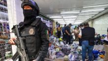 Uno de los cateos se realizó en el número 46 de la calle Aztecas, donde autoridades llevaron a cabo el aseguramiento de diversos productos presuntamente falsificados