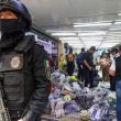 Uno de los cateos se realizó en el número 46 de la calle Aztecas, donde autoridades llevaron a cabo el aseguramiento de diversos productos presuntamente falsificados