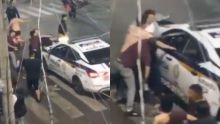 Durante la intervención, varios vecinos salieron del lugar y comenzaron a agredir físicamente al policía. Ante la situación, el oficial realizó disparos al aire y solicitó refuerzos.