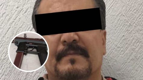 Los agentes realizaron una revisión preventiva, durante la cual le aseguraron una mochila color negro con un arma de fuego semiautomática y un cargador.