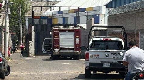 Los hechos se registraron en el cruce del Callejón Benito Juárez y la calle Niños Héroes, donde posteriormente servicios de emergencia acudieron al lugar para atender la situación.
