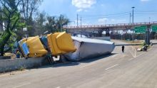 vuelca trailer Puente Concordia Iztapalapa.jpg