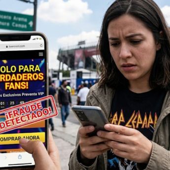 Joven mexicana revisa anuncio de fraude de boletos de concierto en smartphone en CDMX. Joven mexicana revisa anuncio de fraude de boletos de concierto en smartphone en CDMX.