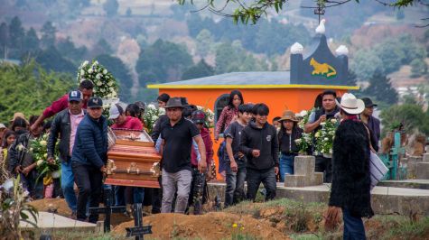 Familiares y amigos del joven migrante de 18 años, Royer Pérez Jiménez, asisten a su entierro en San Juan Chamula, Chiapas (Foto EFE)