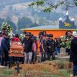 Familiares y amigos del joven migrante de 18 años, Royer Pérez Jiménez, asisten a su entierro en San Juan Chamula, Chiapas (Foto EFE)