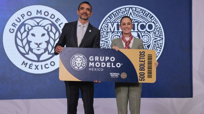 Daniel Cocenzo, presidente de Grupo Modelo y Claudia Sheinbaum anunciaron la entrega de 500 boletos para los partidos del Mundial en México
