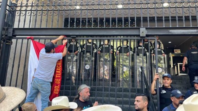 Campesinos denunciaron un cerco en la entrada de la Segob que les impidió el acceso a la mesa de diálogo. Foto Redes sociales