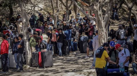 Miles de jornaleros mexicanos cruzan legalmente a EU para la cosecha agrícola (EFE)