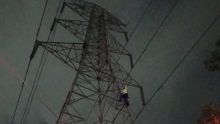 Policías de la SSC evitaron un incidente en Tlalpan al persuadir a un joven que subió a una torre de alta tensión; fue atendido por crisis de ansiedad. @MrElDiablo8