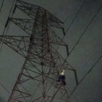 Policías de la SSC evitaron un incidente en Tlalpan al persuadir a un joven que subió a una torre de alta tensión; fue atendido por crisis de ansiedad. @MrElDiablo8 Policías de la SSC evitaron un incidente en Tlalpan al persuadir a un joven que subió a una torre de alta tensión; fue atendido por crisis de ansiedad. @MrElDiablo8