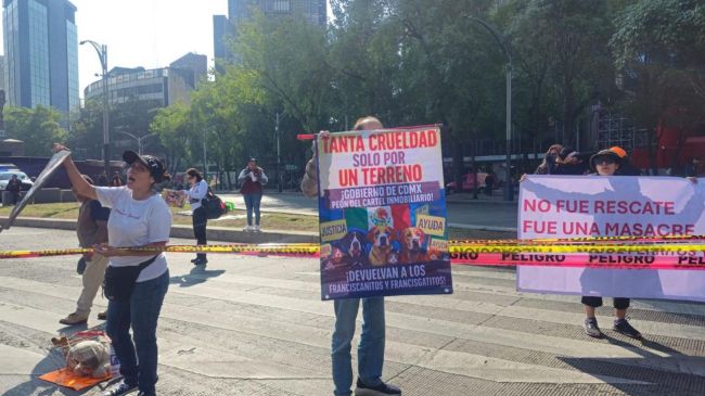 Protesta en Paseo de la Reforma por animales del Refugio Franciscano. Foto Cuarto Oscuro