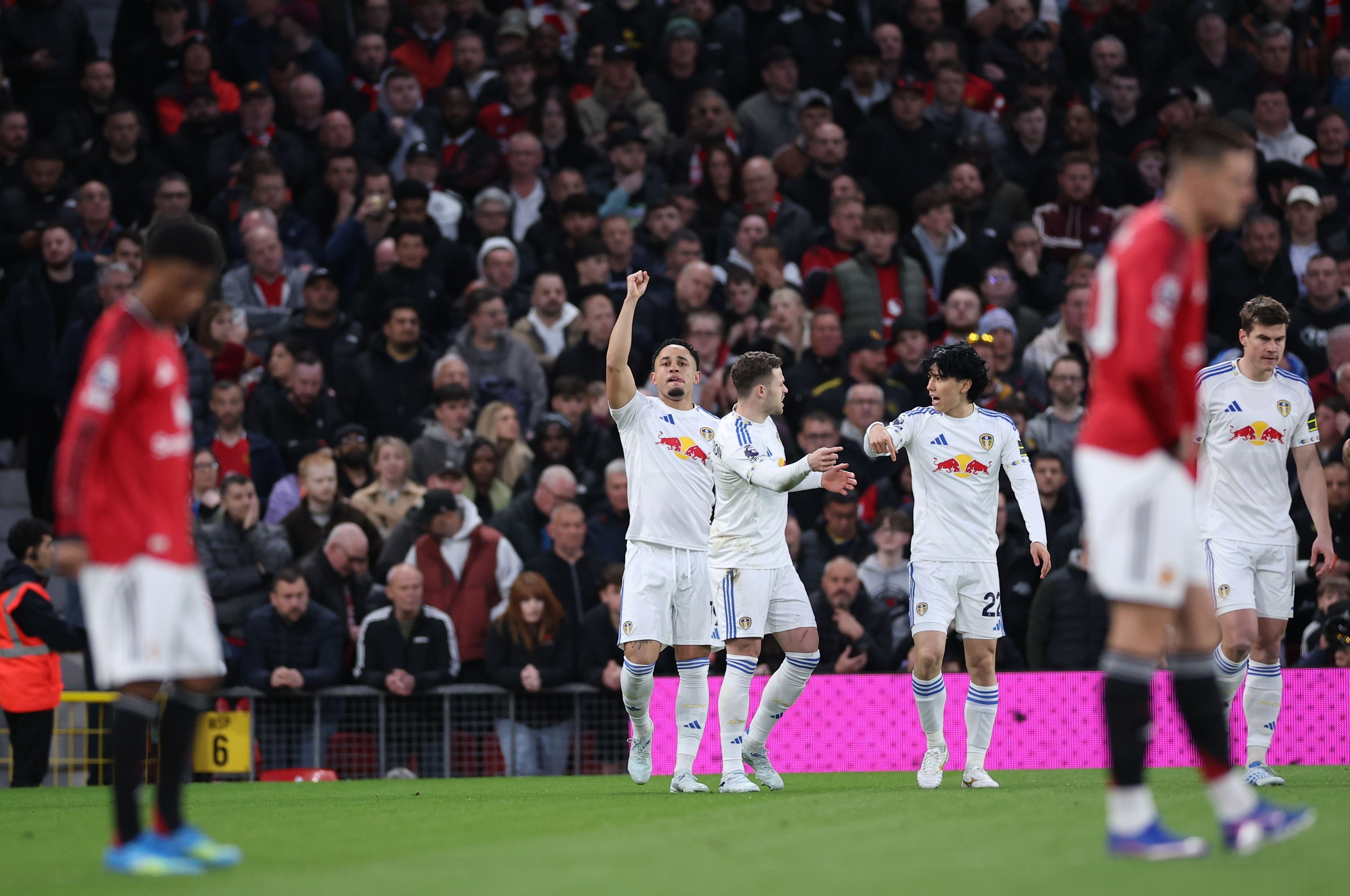 Errores defensivos y expulsión de Lisandro condicionan la caída en Old Trafford