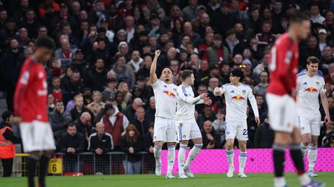 Errores defensivos y expulsión de Lisandro condicionan la caída en Old Trafford