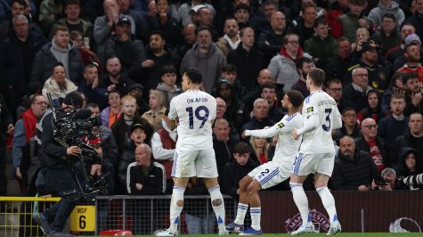 Errores defensivos y expulsión de Lisandro condicionan la caída en Old Trafford