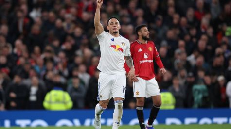 Errores defensivos y expulsión de Lisandro condicionan la caída en Old Trafford