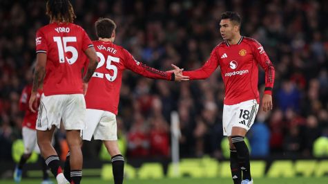 Errores defensivos y expulsión de Lisandro condicionan la caída en Old Trafford