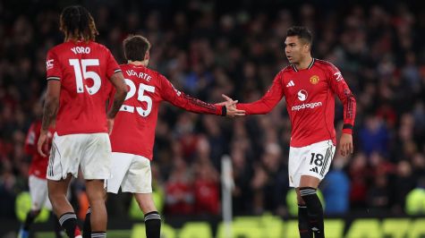 Errores defensivos y expulsión de Lisandro condicionan la caída en Old Trafford